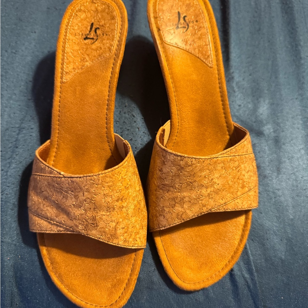 Womens Size 7.5 Stylish Tan Slide Sandals